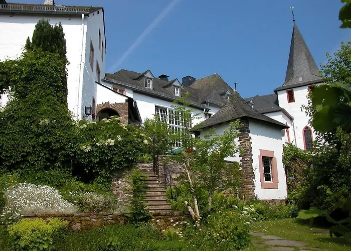 Burghaus&Villa Kronenburg