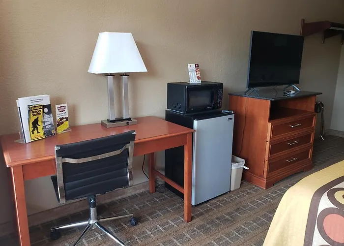 Super 8 By Wyndham Clinton