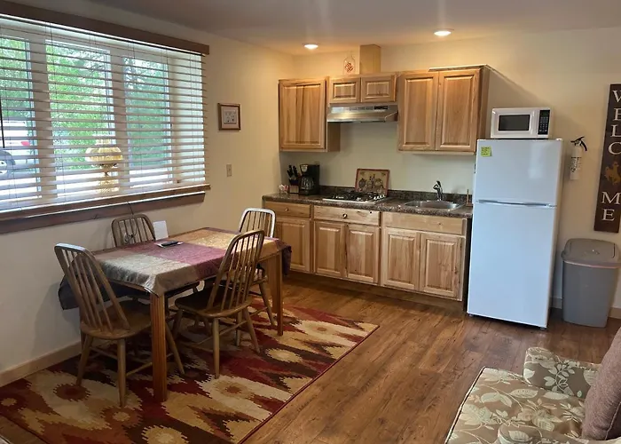 Creekside Downtown Vacation Suites, Only Adults 25 Or Older