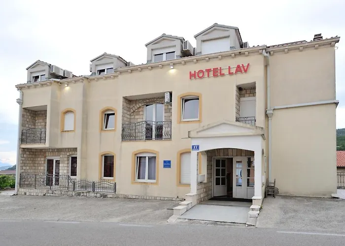 Hotel Lav