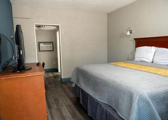 Riverside Inn And Suites