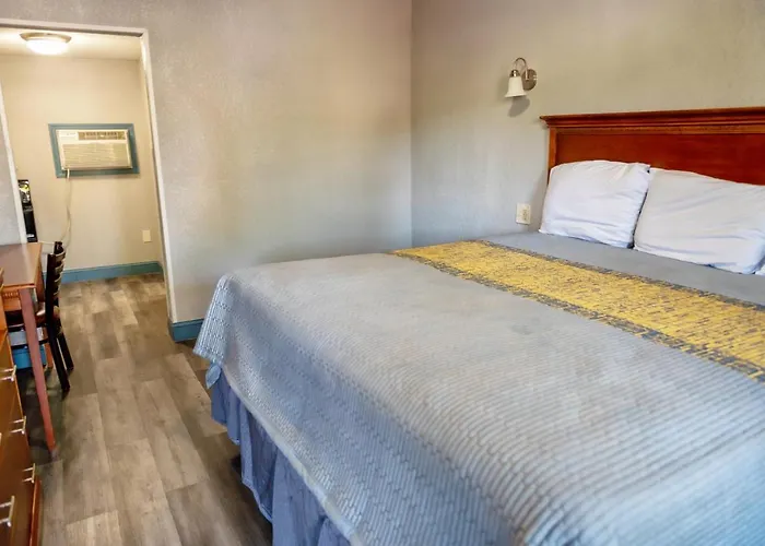 Riverside Inn And Suites