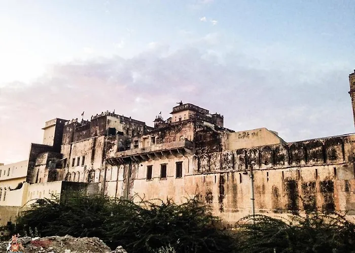 Narayan Niwas Castle