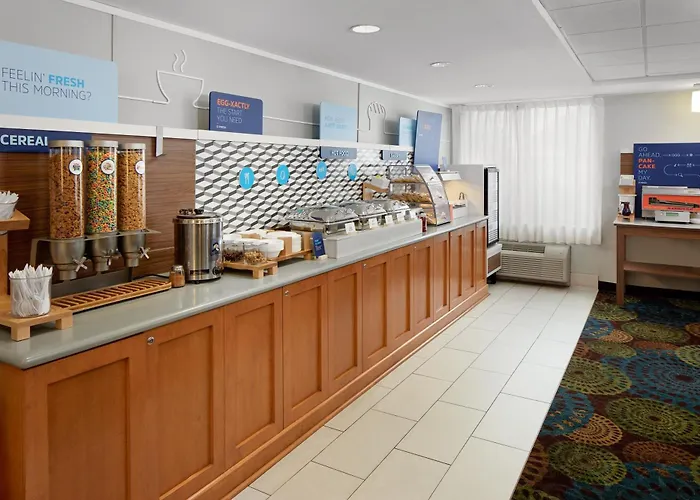 Holiday Inn Express Romulus / Detroit Airport By Ihg