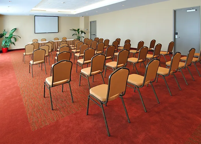 Holiday Inn & Suites Montreal Airport By Ihg