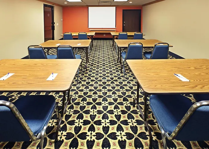Holiday Inn Express & Suites Fayetteville University Of Arkansas Area By Ihg