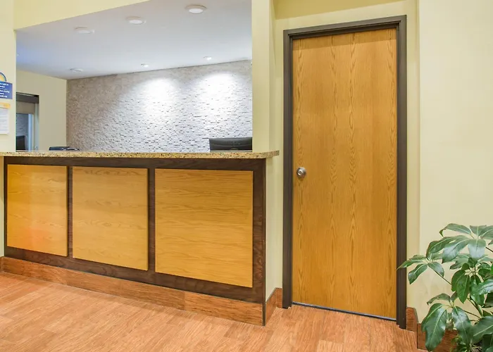 Days Inn By Wyndham Evansdale Waterloo