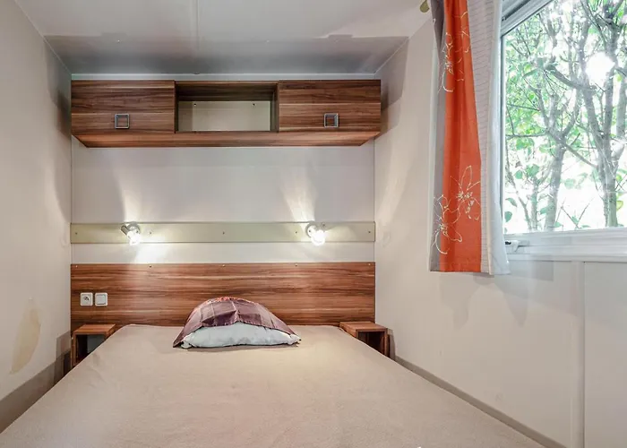 3 Bedroom Beautiful Stacaravan In Sete