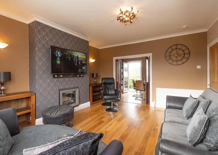 Free Driveway Parking For 2 Vehicles, Outside Lez Zone, 3 Bedroom House, 2 Kings 1 Double, Garden, Fast Wifi, Ideal For Long Term Contractor, Etc Stays, Regular Housekeeping Option - See Our Dwellcome Home Ltd Site For Assurance