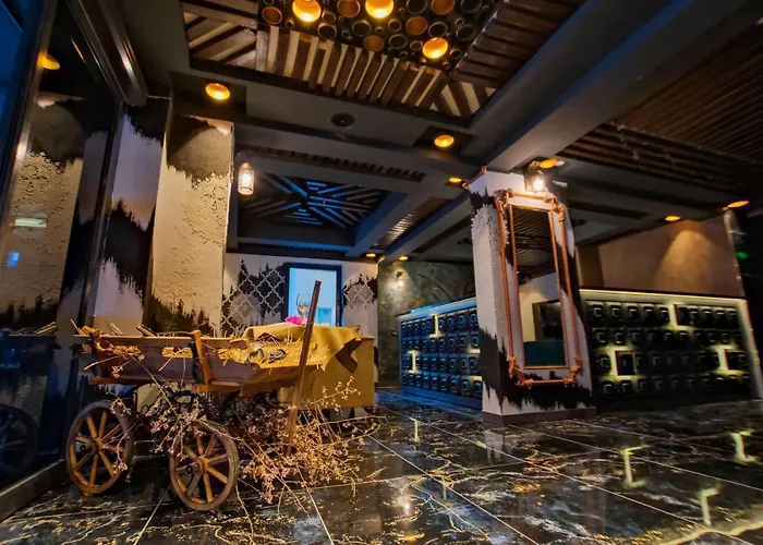 Moonday Hotel