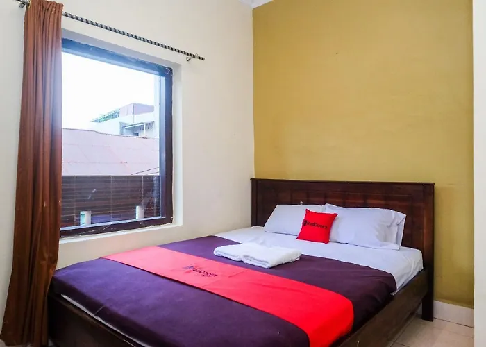 RedDoorz at Hotel Rich Parepare near Pantai Mattirotasi
