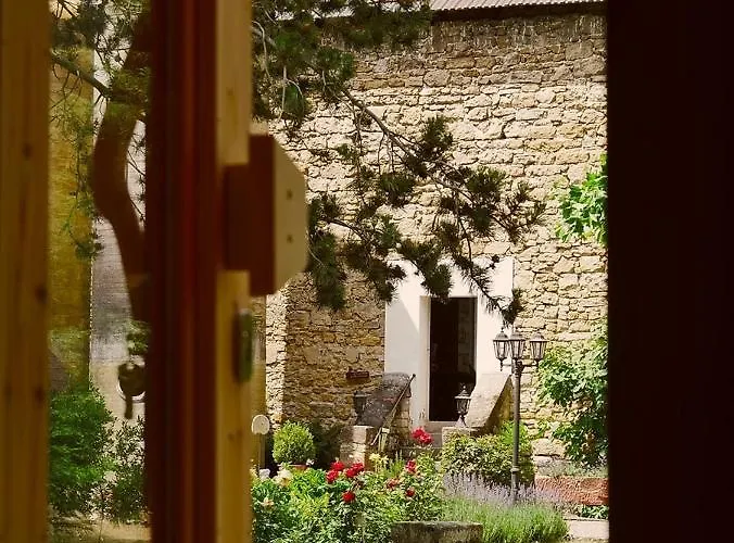 Urige Schlaffässer im Winzergarten inklusive Weinprobe