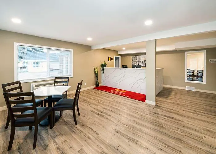 Econo Lodge Inn & Suites Pincher Creek