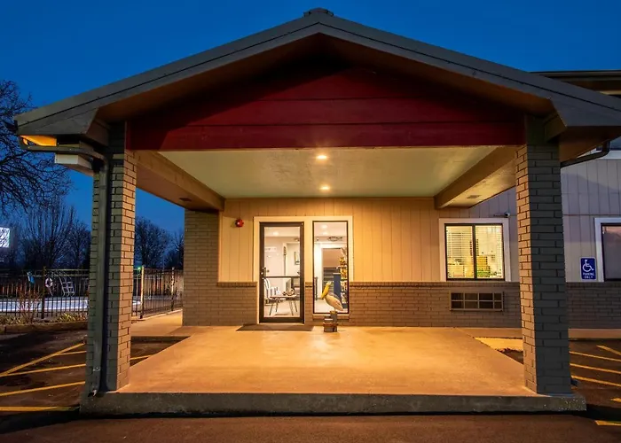 Hilltop Inn & Suites