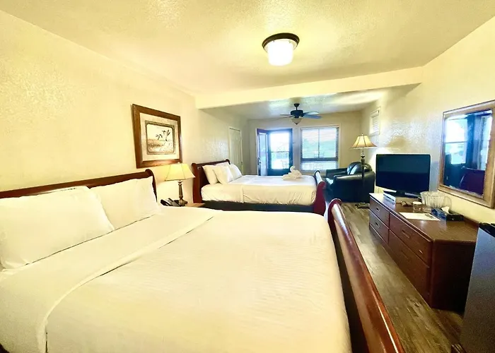 Mountain Harbor Queen Guest Room On Lake Ouachita