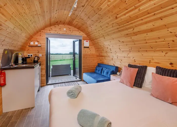 Little Meadow Pods With Hot Tub