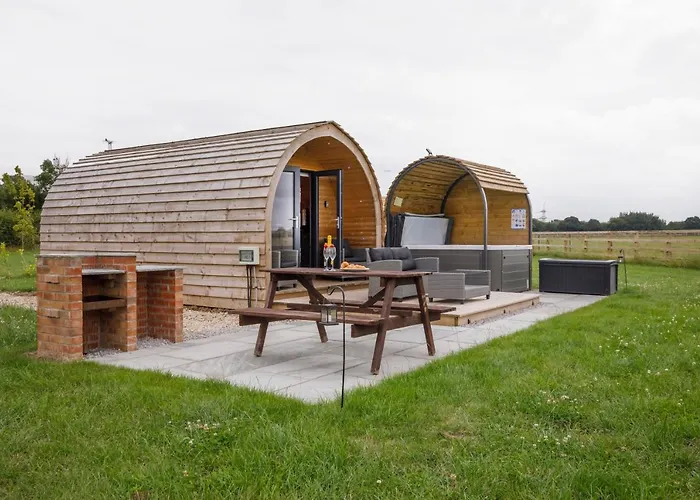 Little Meadow Pods With Hot Tub