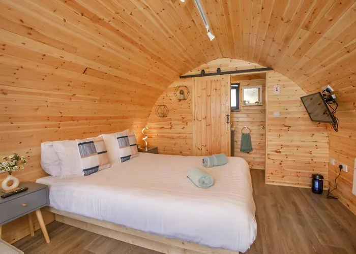 Little Meadow Pods With Hot Tub