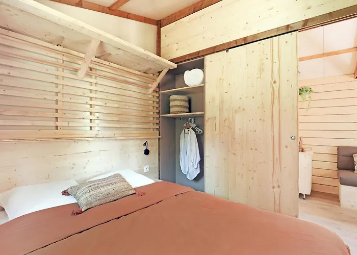 Camping Les Vergers De Squividan ***