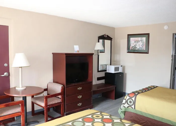 Super 8 By Wyndham Clarksville East