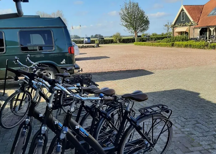 Camping De Tulpenweide Lege Kampeerplaats, Lege Plaats Op Het Gras Zonder Bed