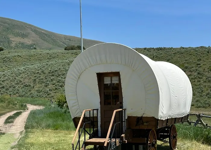 Eycat Lodging Company