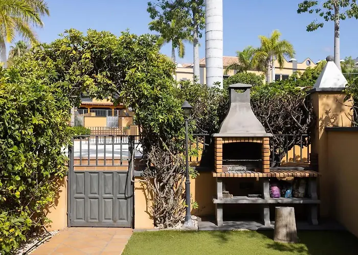Exclusive Townhouse In Central Plaza Del Duque Close To The Beach
