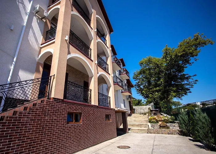 Готель River House