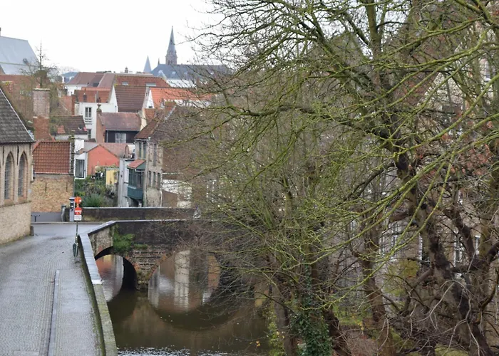 Hotel Entree - View Of Canal
