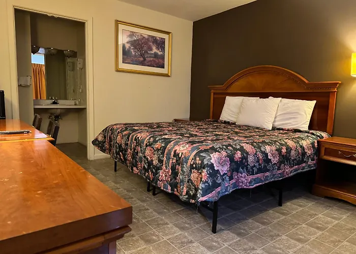 Country Club Inn & Suites