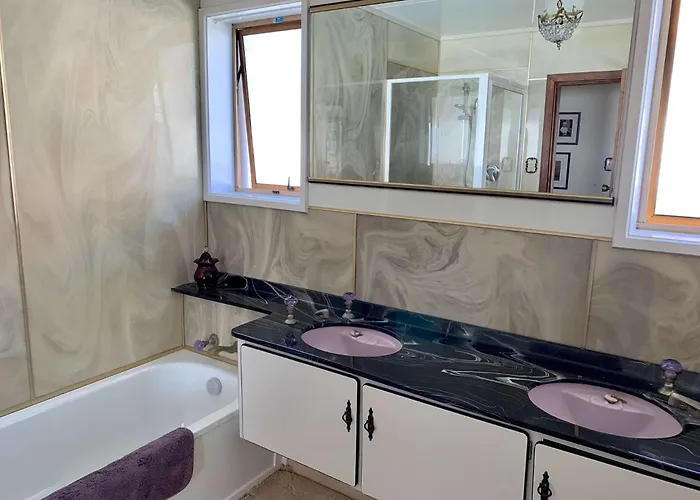 Blast On Hine - Retro Mid-Century Home With Pool
