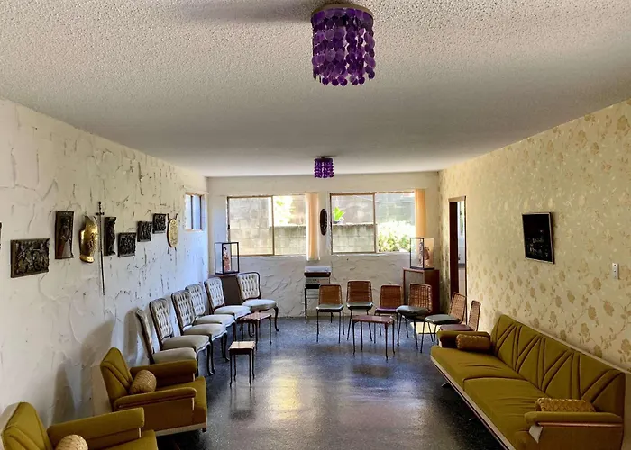 Blast On Hine - Retro Mid-Century Home With Pool