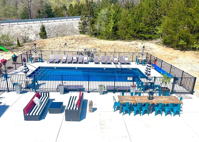 Pet Friendly First Floor Queen Room Near Purina