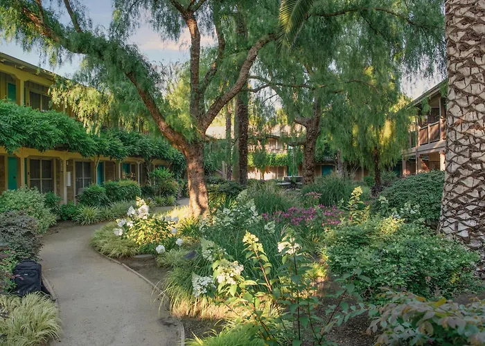 El Pueblo Inn