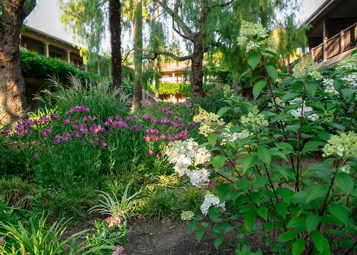 El Pueblo Inn
