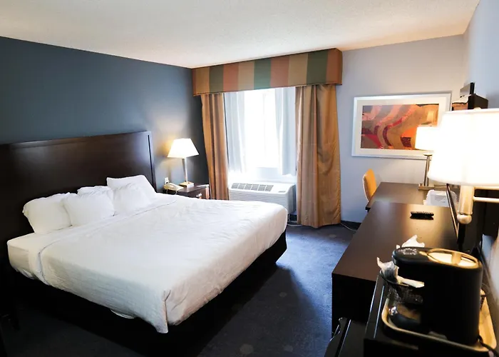 Baymont By Wyndham Flint Airport North