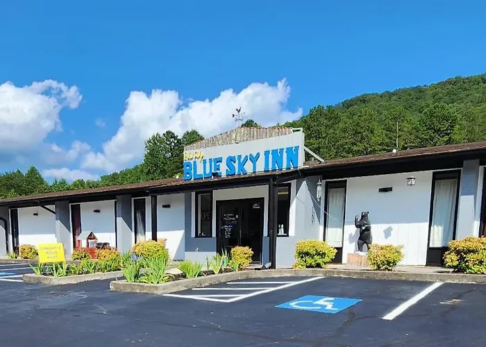 Blue Sky Inn: Pet-Friendly Oasis with Renovated Rooms