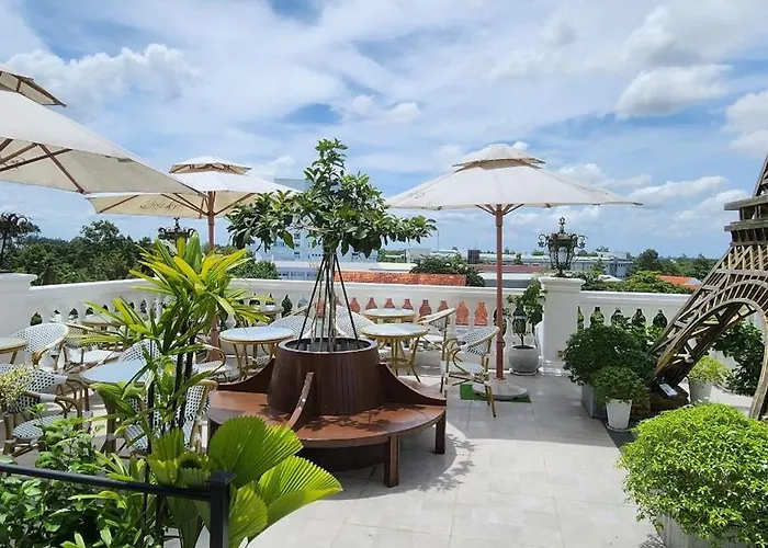 Paris Hotel & Cafe