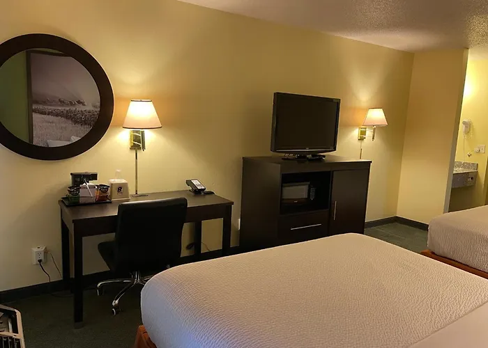 Super 8 By Wyndham Colby