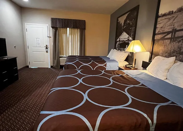 Super 8 By Wyndham Center