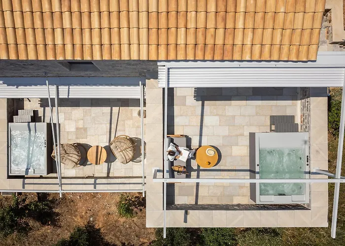 Trapela Limeni Luxury Suites