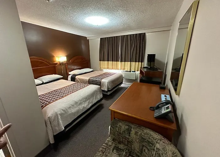 Bear'S Den Lounge And Motel