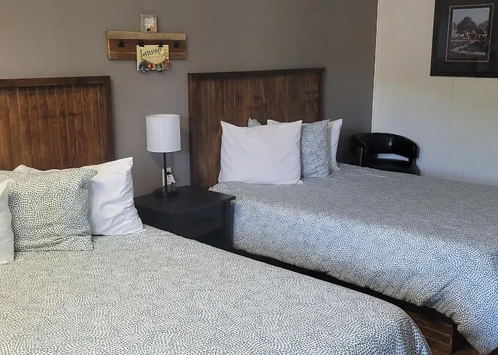 Blue Sky Inn: Pet-Friendly Oasis with Renovated Rooms