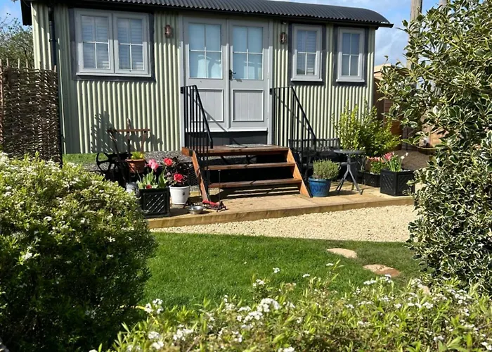 Cotswold Shepherd Hut Hot Tub Sauna Dog Friendly
