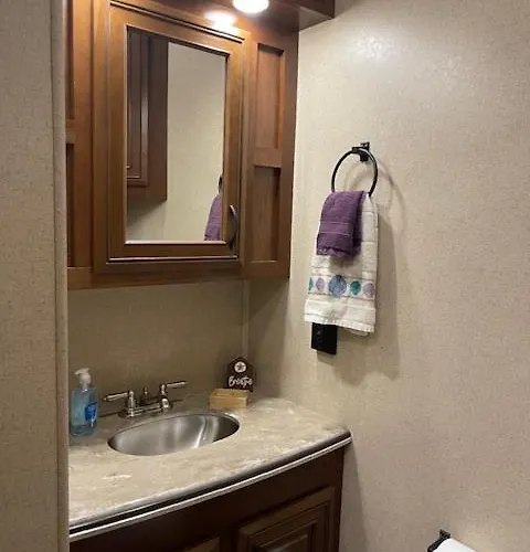 Happy Glampers Two Bathroom W/Golf Cart
