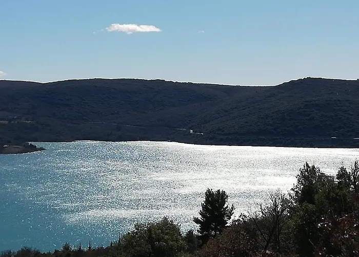 Gorges du Verdon Camping: Lakeside Nature Retreat