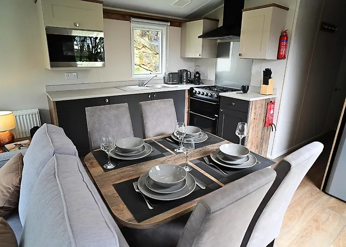 Hobbit - Cosy Holiday Lodge With Pool