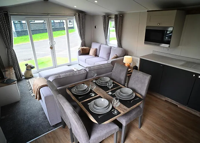 Hobbit - Cosy Holiday Lodge With Pool