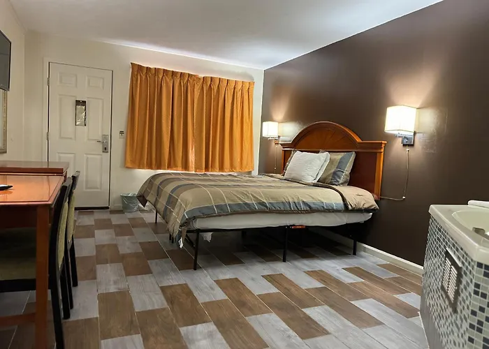 Country Club Inn & Suites