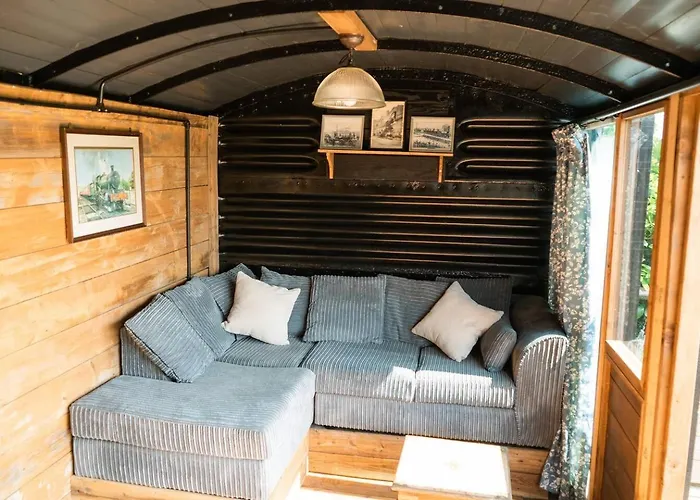 Swallowfield Glamping-Station Master